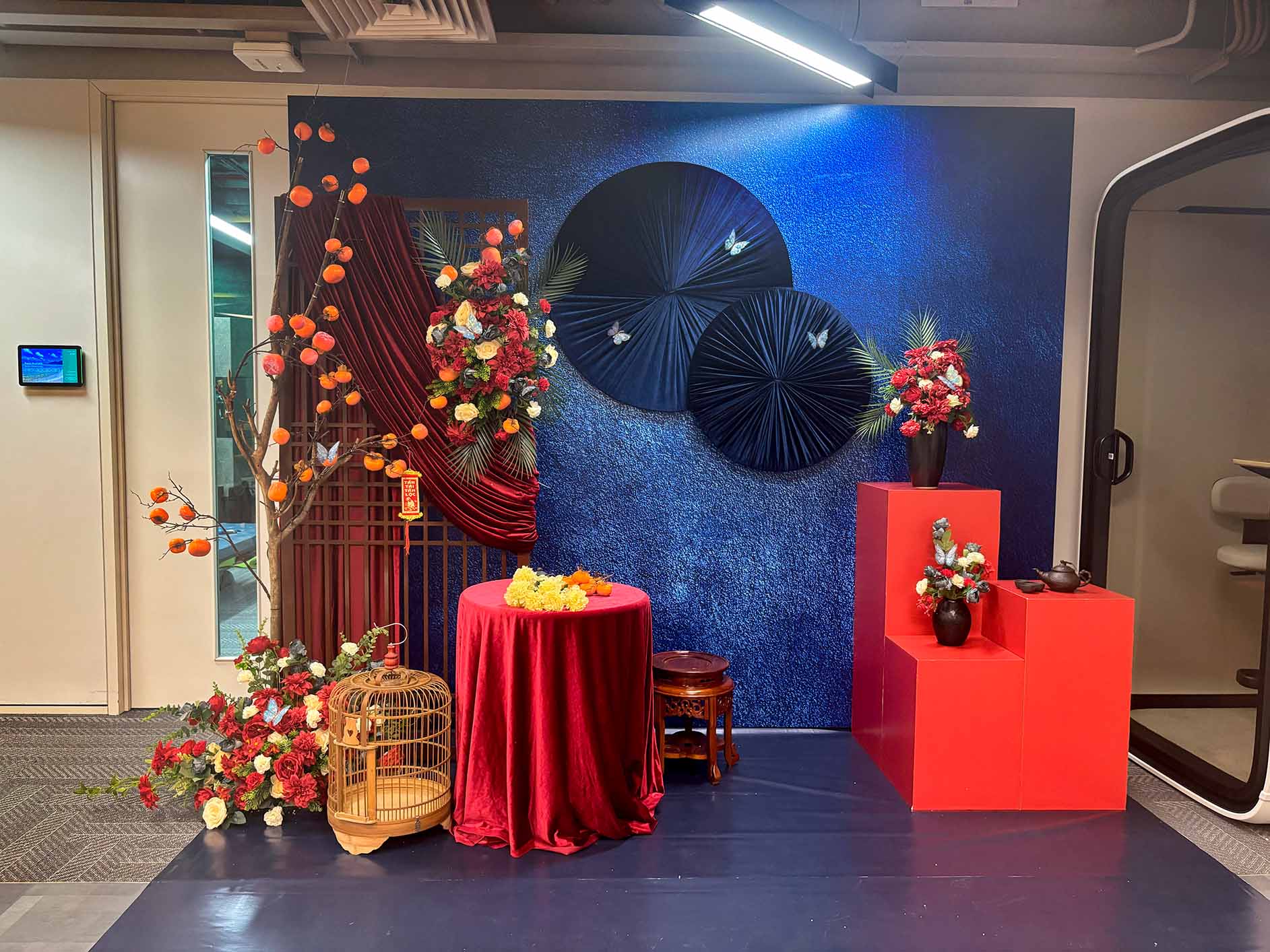 Trang Trí Tết Phong Cách Thanh Lịch Tại Văn Phòng Roche Pharma